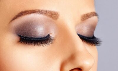 The best method to put on the false eyelashes